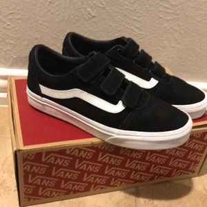 Vans Ward V Black tennis shoes